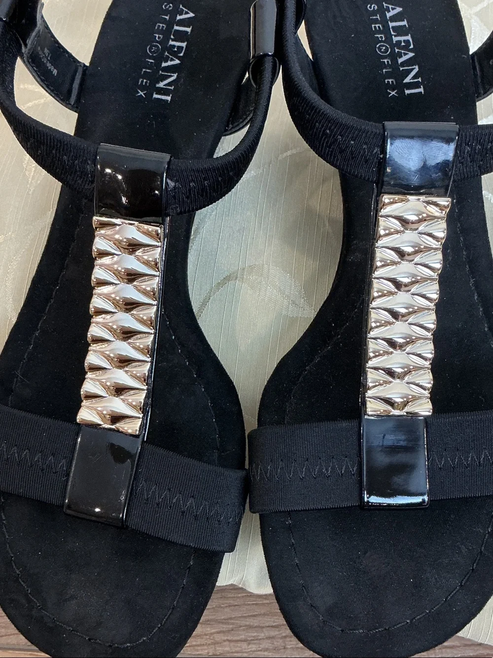 Alfani “Vacay” step n flex Black T-Strap wedge Sandals w/Gold Accent, size 7.5